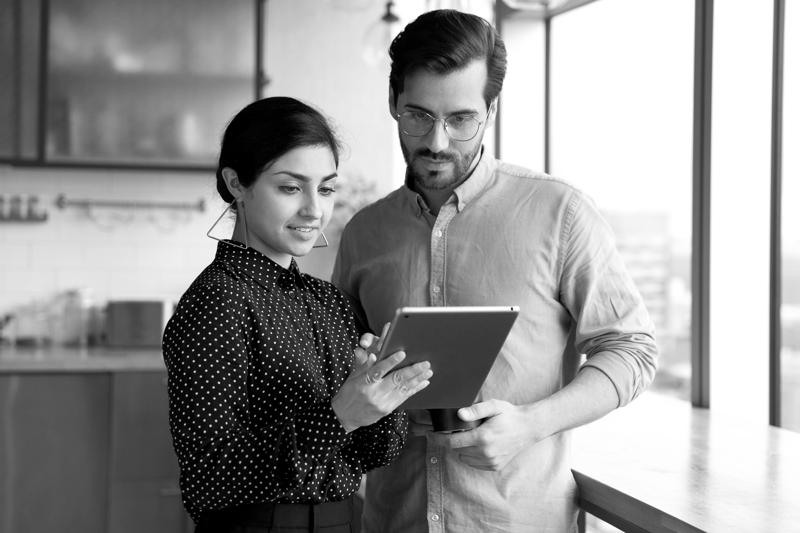 SINGLE-IMAGE_woman-and-man-check-tablet_jul25