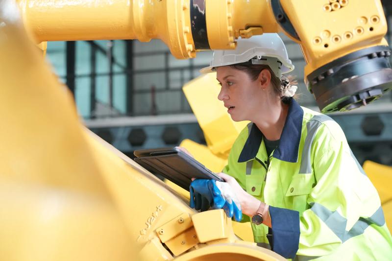 COLOUR-IMAGE_manufacturing-worker_Apr26