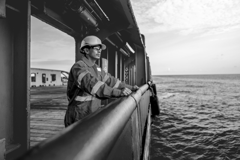 SINGLE-IMAGE_marine-worker-at-the-rail_aug24