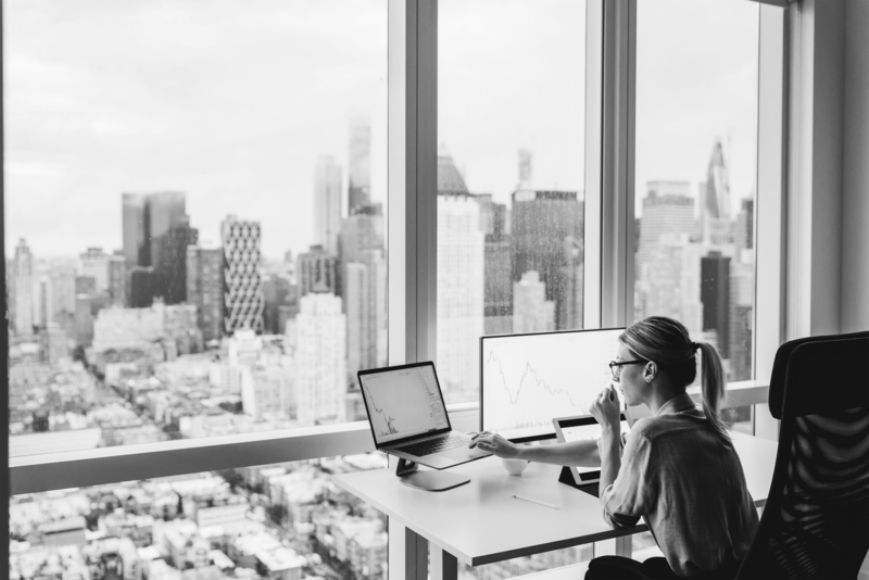 SINGLE-IMAGE_woman-in-computer_feb25