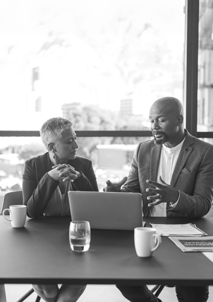 SINGLE-IMAGE_man-and-woman-discussing-laptop_sept23
