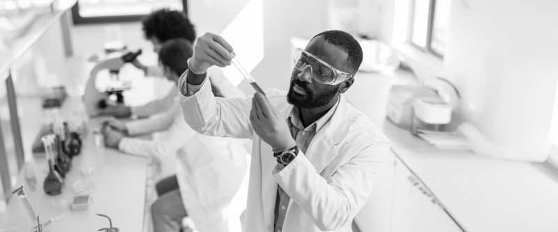 SINGLE-IMAGE_scientist-analyzing-blue-liquid-in-test-tube_mar25