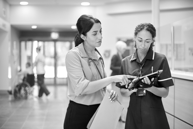SINGLE-IMAGE_doctor-and-nurse-inspect-tablet_aug24