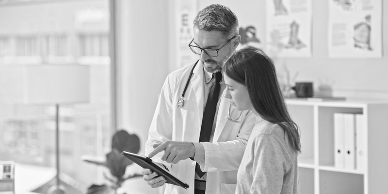 SINGLE_IMAGE_explaining-medical-treatment-with-digital-tablet_jan25