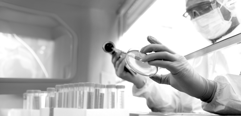 SINGLE-IMAGE_lab-technician-testing-sample_aug24