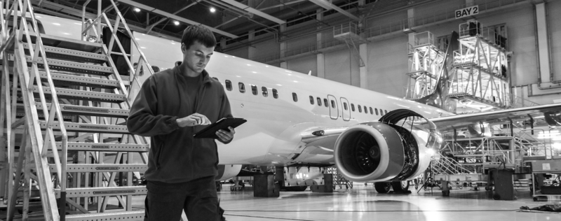 SINGLE-IMAGE_hanger-engineer-with-tablet_sept23