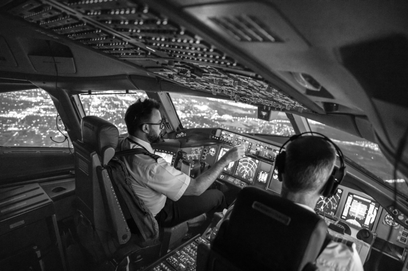 SINGLE-IMAGE_plane-cockpit-pilot-and-copilot_sept23