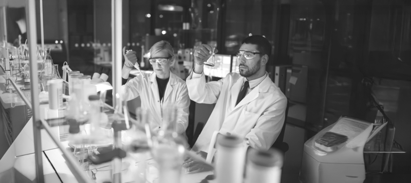 SINGLE-IMAGE_female-and-male-medical-research-scientists_mar25