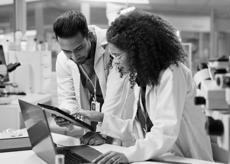 SINGLE-IMAGE_scientist-with-tablet-in-laboratory-for-communication_mar25