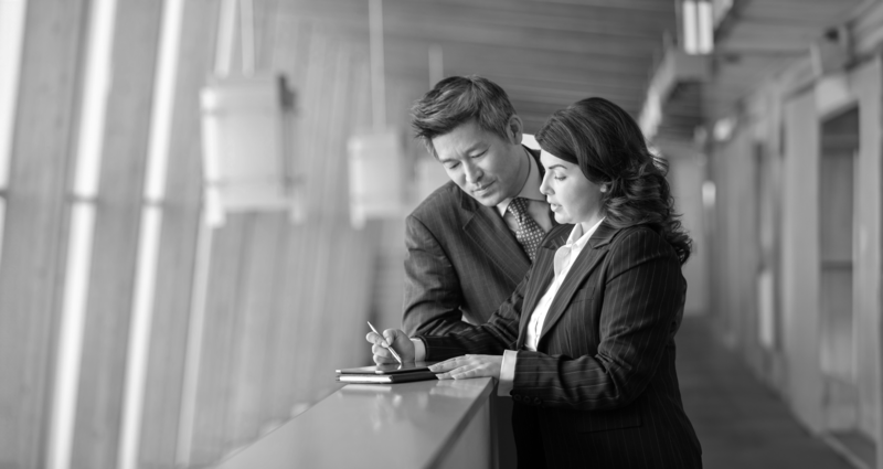 SINGLE-IMAGE_man-and-woman-discussing-contract_jul24