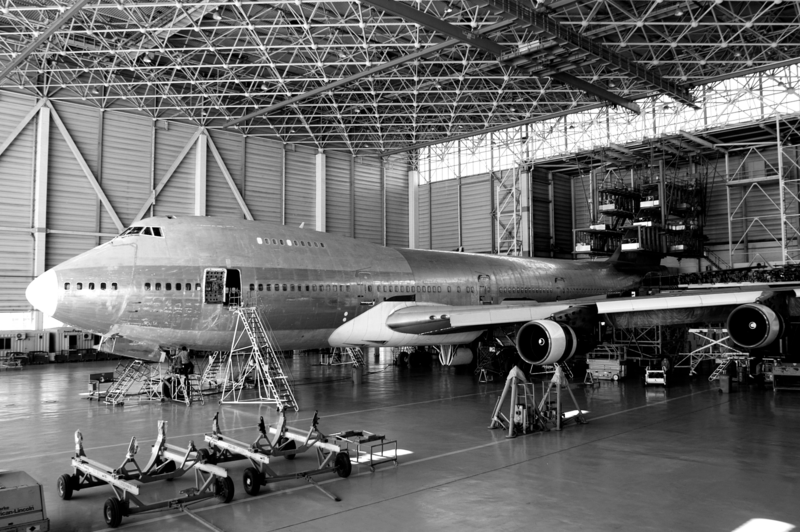 SINGLE-IMAGE_passenger-jet-hangar-refit-maintainance_sept23